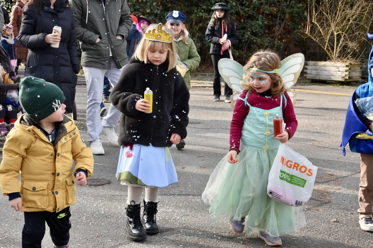 Feen mit Migrostüte. Auch das gabs an der Fasnacht. Verkleidete Feen schlendern auf der Strasse.